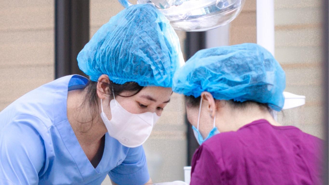 Làm bác sĩ không chỉ là chữa răng...